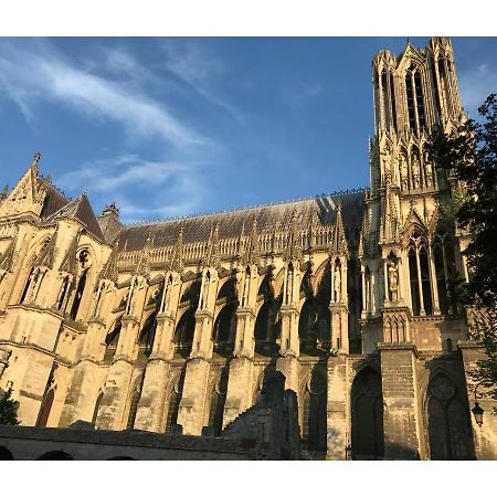 Chez La Reg'- Aux Pieds De La Cathedrale Apartment Reims Bagian luar foto