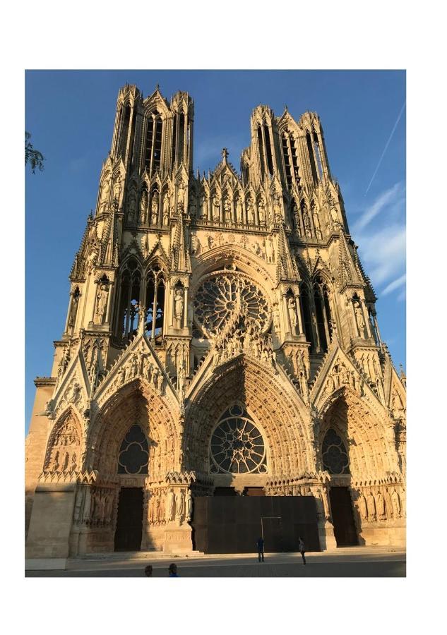 Chez La Reg'- Aux Pieds De La Cathedrale Apartment Reims Bagian luar foto