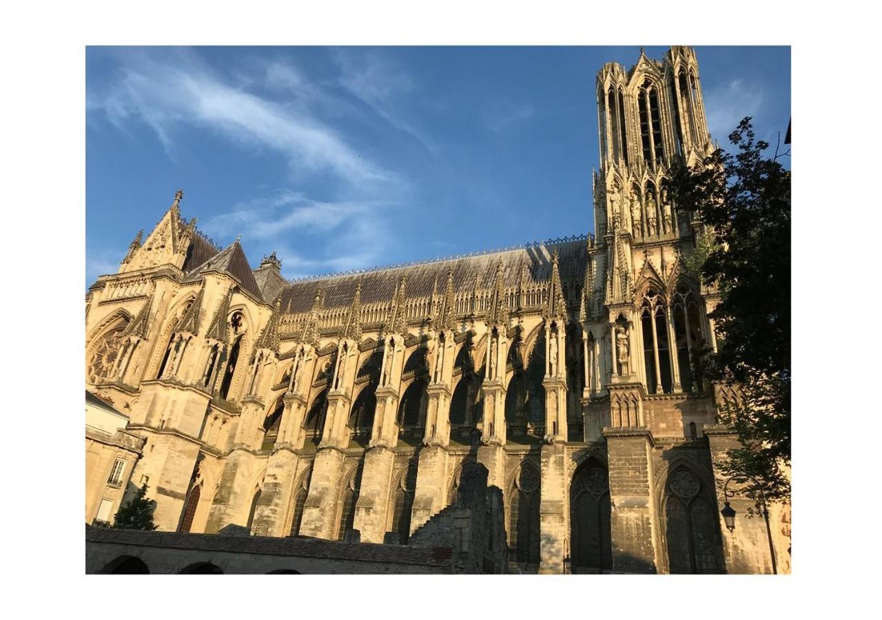 Chez La Reg'- Aux Pieds De La Cathedrale Apartment Reims Bagian luar foto